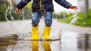 带黄雨带的孩子跳水池 雨天时最喜欢做的事 雨天活动带孩子