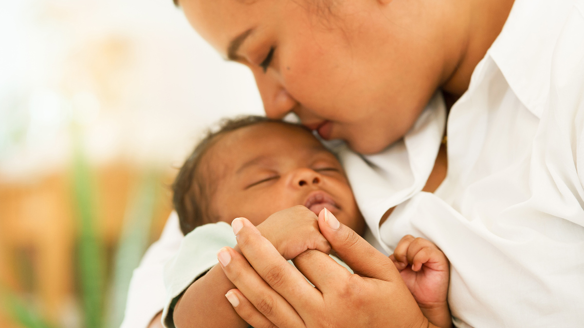 母鼠摇动新生婴儿,同时愿意保护它们不受包括呼吸道病毒在内的任何东西的侵害