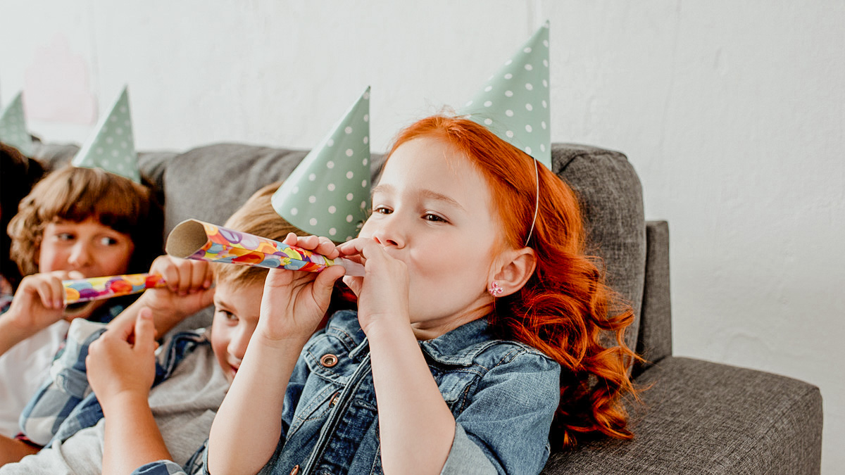 孩子们在生日晚会上玩吹风机,这是最差党偏爱